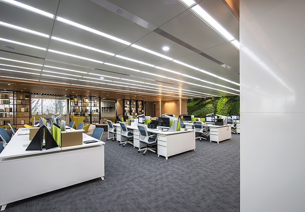 自然平衡的共享型高檔辦公室裝修設計實(shí)景圖